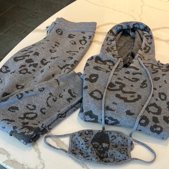 Fate loungewear set with mask.  Large. - Picture 1 of 6